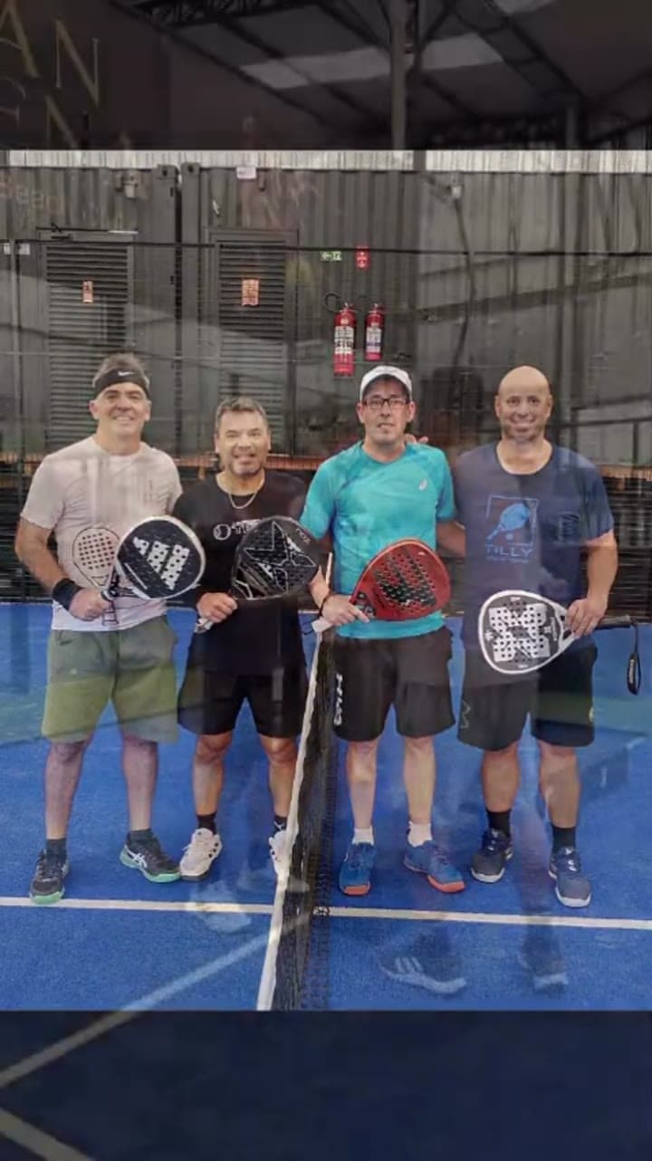 As duplas do Desafio Relâmpago perfiladas na quadra de padel coberta