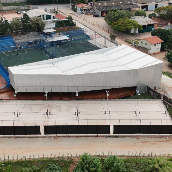 A Gran Arena vista de cima: o galpão das quadras cobertas e as quadras de areia ao lado
