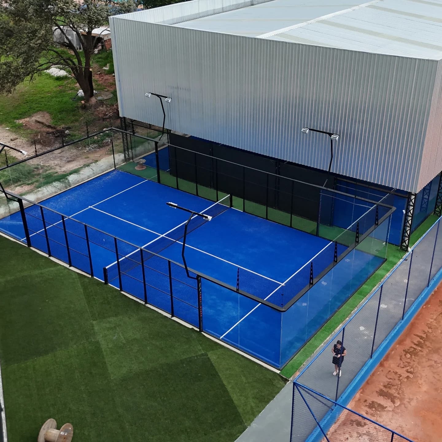 Quadra de padel descoberta com grama sintética em volta